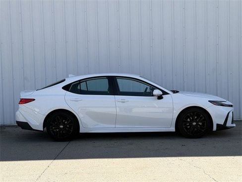 Used 2025 Toyota Camry SE w/ Convenience Package image 3