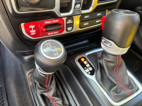 Used 2023 Jeep Wrangler Unlimited Rubicon w/ Cold Weather Group AWD/4WD image 8