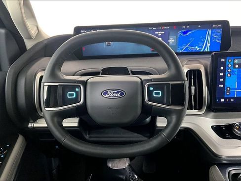 Used 2025 Ford Expedition Active RWD image 5