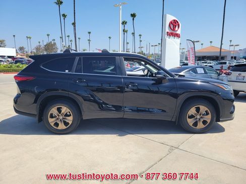 Used 2023 Toyota Highlander Bronze Edition w/ Protection Package #3 (TMS) FWD image 3