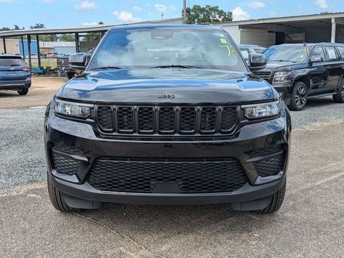 Used 2025 Jeep Grand Cherokee Altitude AWD/4WD image 9