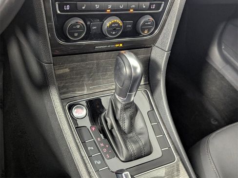 Used 2018 Volkswagen Passat 2.0T SEL Premium image 19