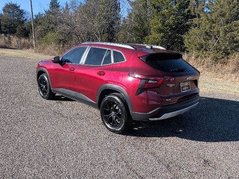 Certified 2025 Chevrolet Trax LT w/ Driver Confidence Package image 3