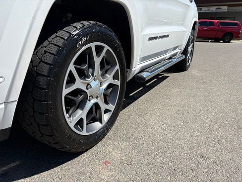 Used 2019 Jeep Grand Cherokee Overland AWD/4WD image 14