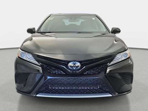 Used 2020 Toyota Camry XSE image 2