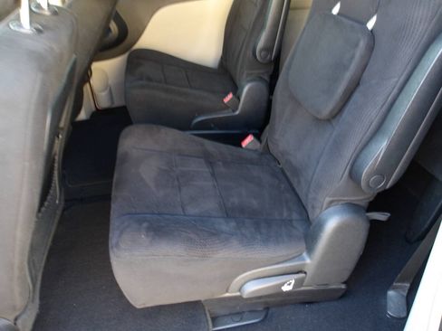 Used 2011 Chrysler Town & Country Touring FWD image 21