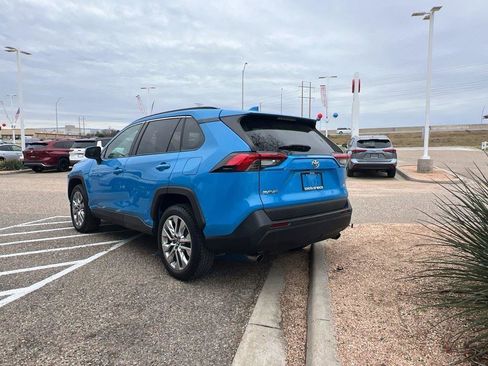 Used 2020 Toyota RAV4 XLE Premium image 3