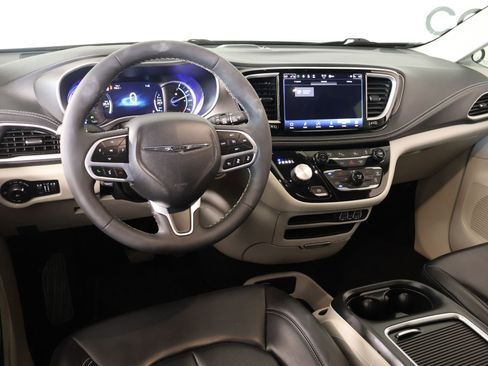 Used 2023 Chrysler Pacifica Touring-L image 2