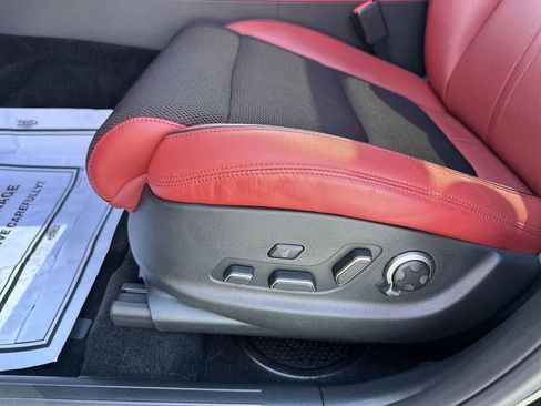 Used 2025 Genesis GV70 2.5T w/ Sport Prestige Package AWD/4WD image 18