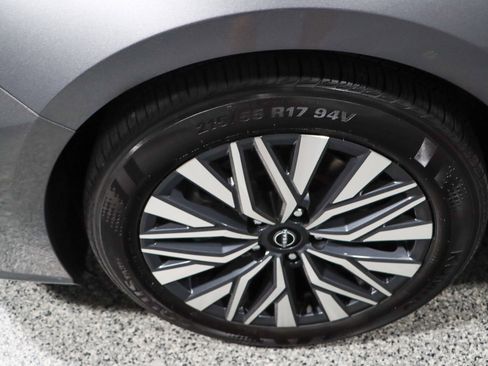 Used 2024 Nissan Altima 2.5 SV image 11