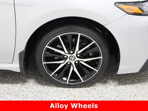 Used 2023 Toyota Camry SE image 5