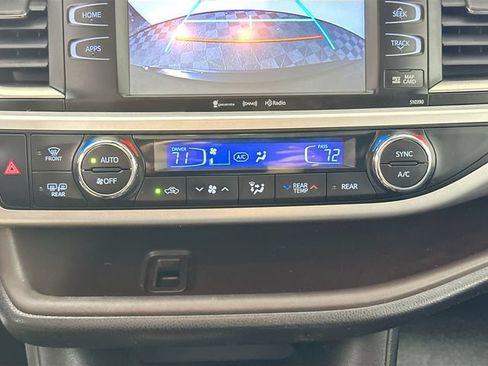 Used 2019 Toyota Highlander XLE AWD/4WD image 12