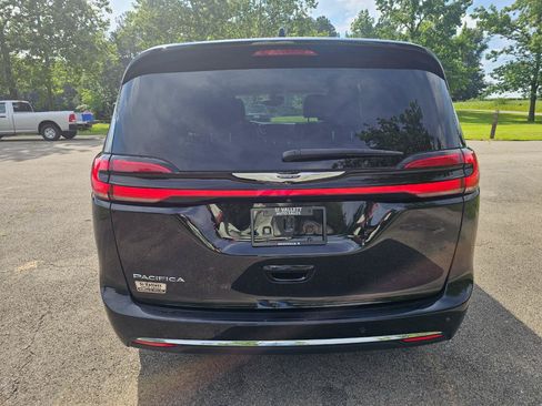 Used 2023 Chrysler Pacifica Touring-L FWD image 6