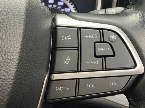 Used 2022 Toyota Highlander XLE image 32