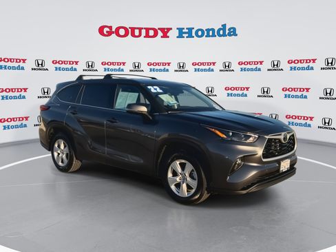 Used 2022 Toyota Highlander LE image 2