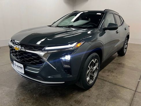 New 2026 Chevrolet Trax LT w/ LT Convenience Package FWD image 7