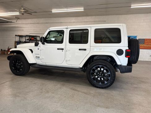 Used 2022 Jeep Wrangler Unlimited Sahara w/ Cold Weather Group AWD/4WD image 2