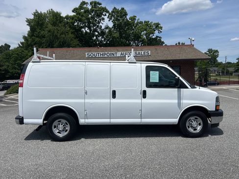 Used 2017 Chevrolet Express 2500 RWD image 2