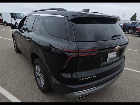Used 2025 Chevrolet Traverse LT FWD image 5