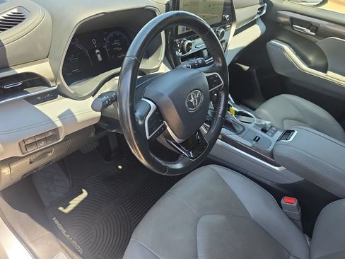 Used 2023 Toyota Highlander Limited FWD image 17