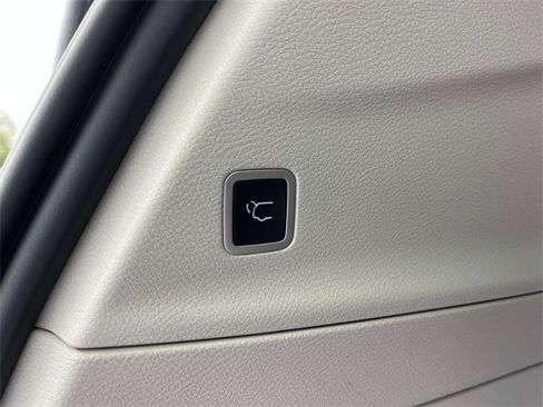 Used 2024 Chrysler Pacifica Touring-L image 25