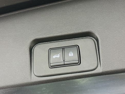 Used 2025 Nissan Rogue SV AWD/4WD image 30