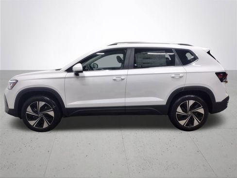 New 2025 Volkswagen Taos SE image 9