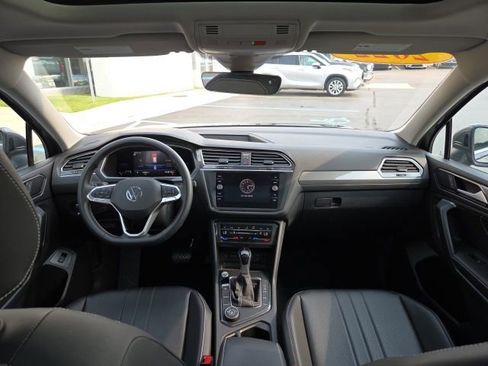 Used 2022 Volkswagen Tiguan SE w/ Panoramic Sunroof Package image 20