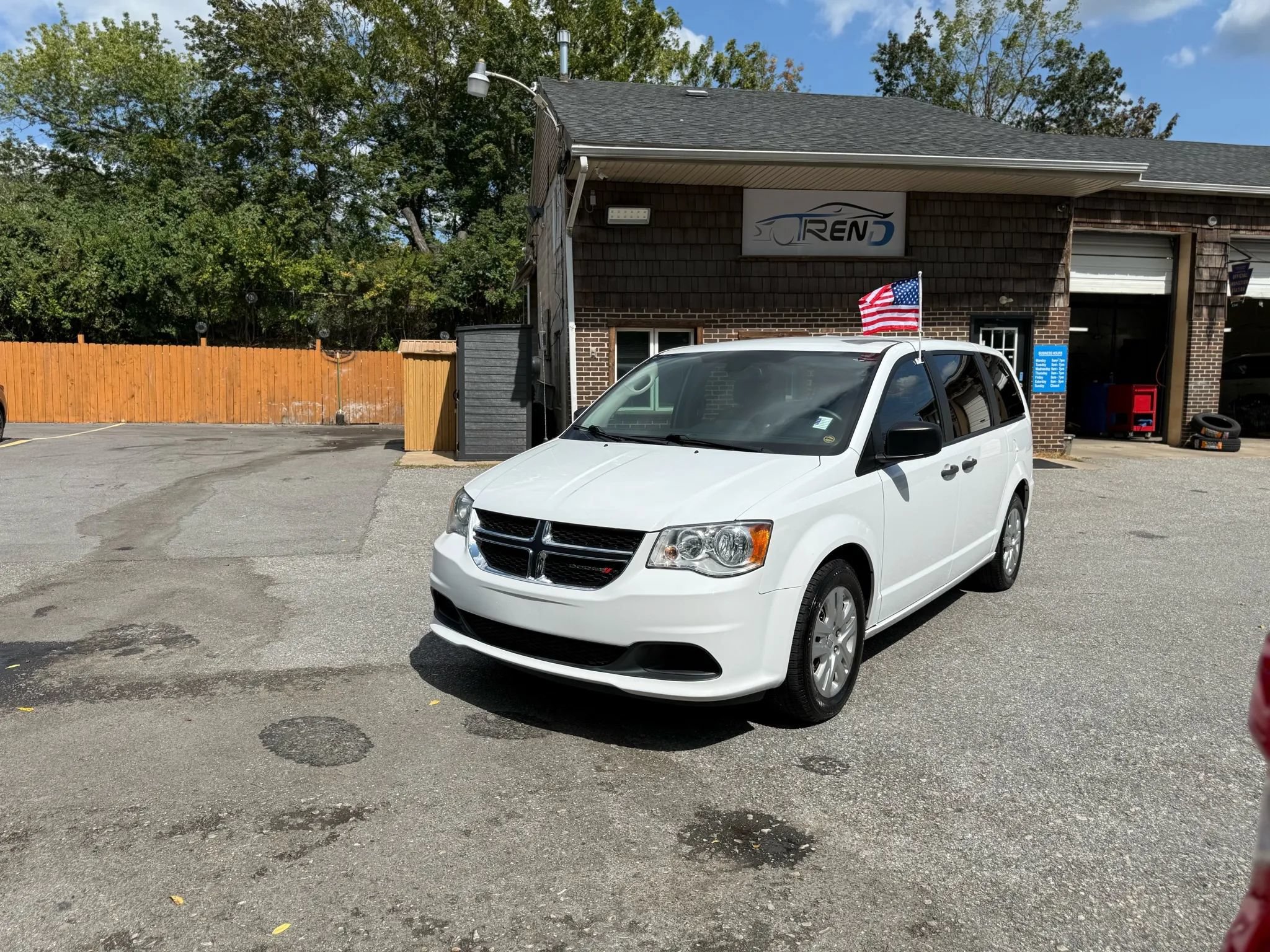 Used 2020 Dodge Grand Caravan SE w/ UConnect Hands-Free Group FWD image 3