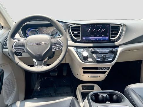 Used 2023 Chrysler Pacifica Touring-L FWD image 23