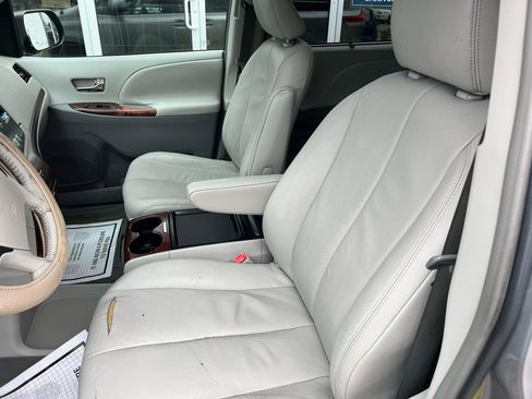 Used 2011 Toyota Sienna XLE w/ Entertainment Pkg FWD image 11