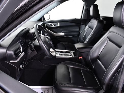 Used 2022 Ford Explorer XLT w/ Equipment Group 202A image 6