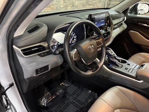 Used 2021 Toyota Highlander XLE AWD/4WD image 27