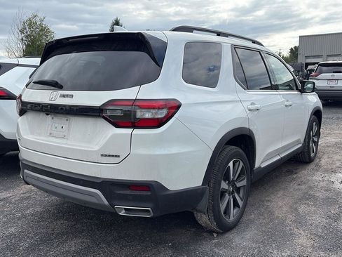 Used 2024 Honda Pilot Touring image 3