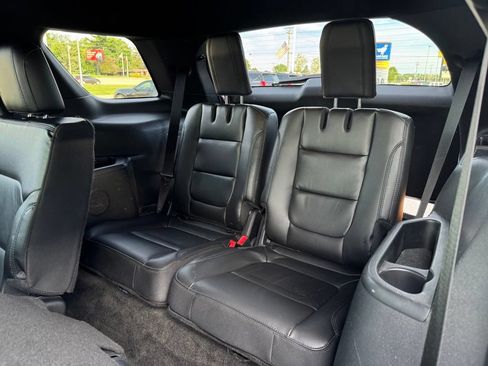 Used 2017 Ford Explorer XLT w/ Equipment Group 202A AWD/4WD image 10