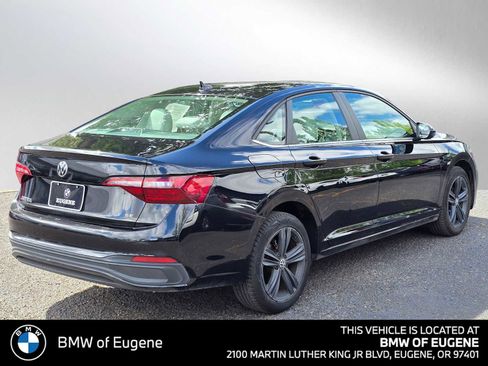Used 2022 Volkswagen Jetta SE FWD image 3