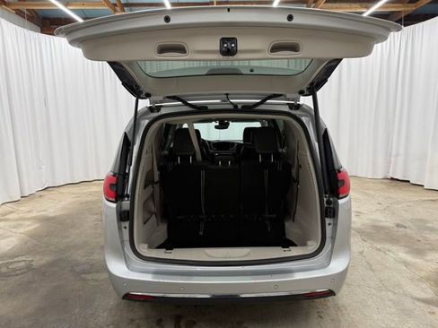 Used 2024 Chrysler Pacifica Limited image 26