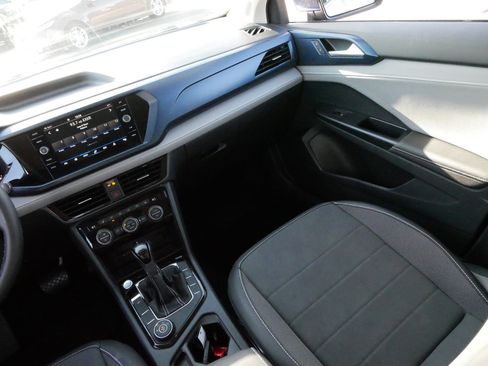 Used 2024 Volkswagen Taos SE w/ Panoramic Sunroof Package image 11