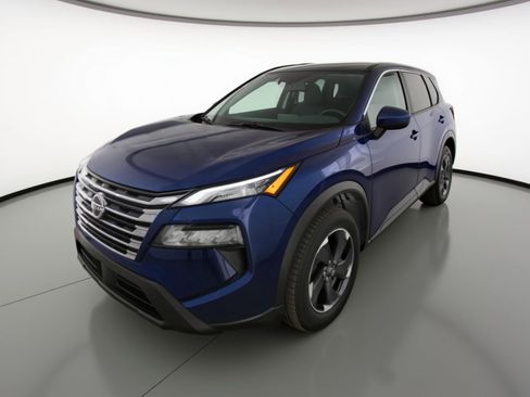 Used 2025 Nissan Rogue SV image 3