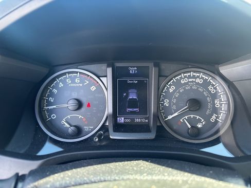 Used 2018 Toyota Tacoma TRD Sport image 25