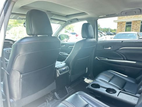 Used 2019 Toyota Highlander SE AWD/4WD image 15