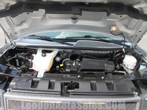 Used 2018 Chevrolet Express 2500 Extended w/ Enhanced Convenience Package image 18