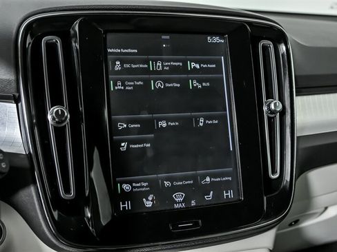 Used 2019 Volvo XC40 T4 Momentum image 34