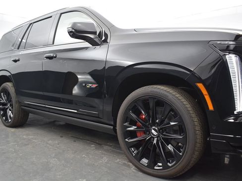 Certified 2025 Cadillac Escalade V w/ LPO, ONYX Package image 42