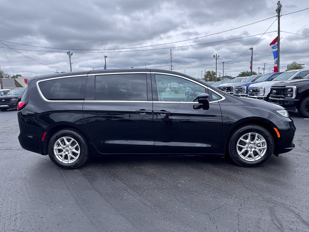 Used 2025 Chrysler Pacifica Select FWD image 8