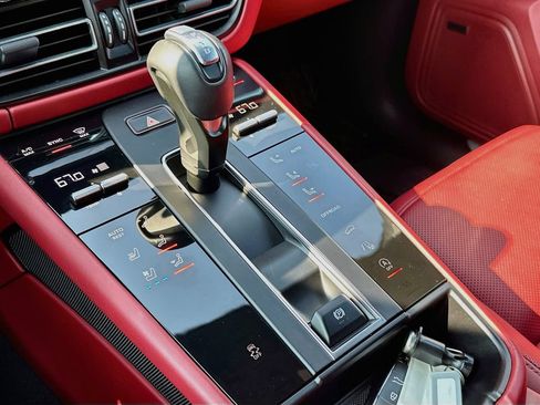 Certified 2024 Porsche Macan S AWD/4WD image 19