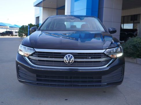 Used 2024 Volkswagen Jetta SE image 3