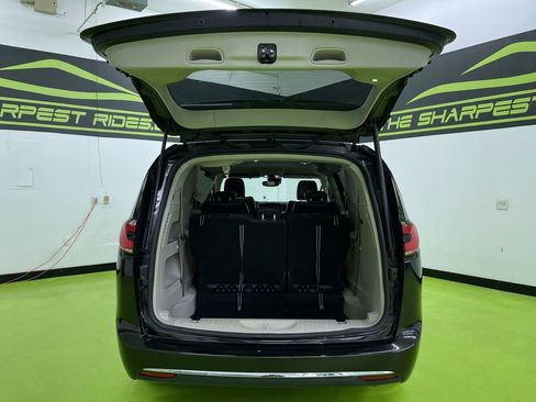 Used 2022 Chrysler Pacifica Touring-L image 9