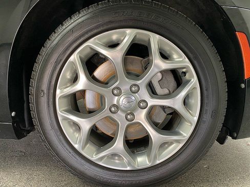 Used 2017 Chrysler 300 C Platinum image 26