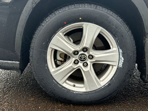 Certified 2023 Toyota Highlander LE image 9